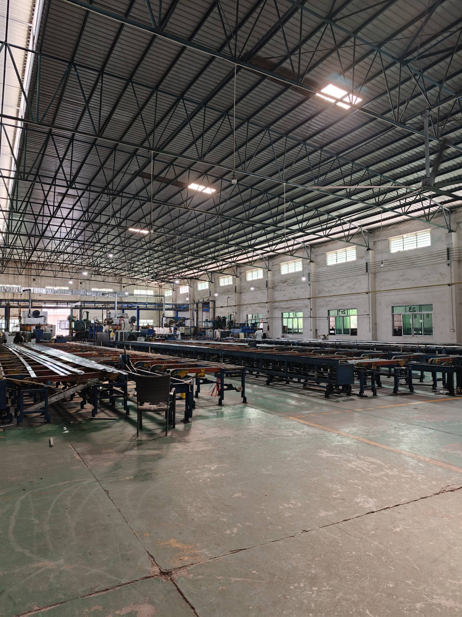 Aluminum extrusion hall with run-out handling tables
